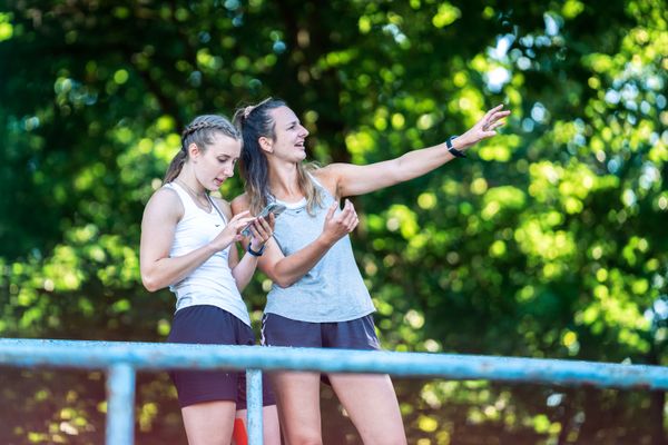 Almut Schwarzkopf (BTB Oldenburg) und Vanessa Hintz (BTB Oldenburg) am 02.07.2022 waehrend den NLV+BLV Leichtathletik-Landesmeisterschaften im Jahnstadion in Goettingen (Tag 1)